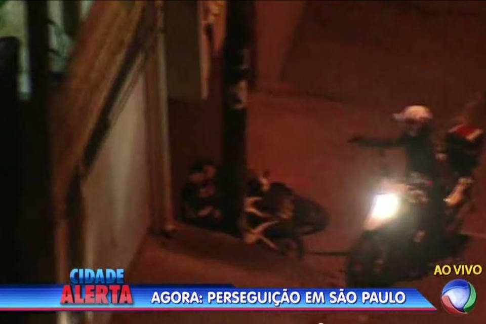 Trecho da transmissão da TV Record mostra policial atirando contra suspeitos caídos no chão  (Reprodução/ Youtube)