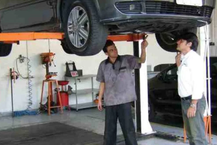Profissional da Personal Car Minas acompanha serviço de mecânico (Divulgação)