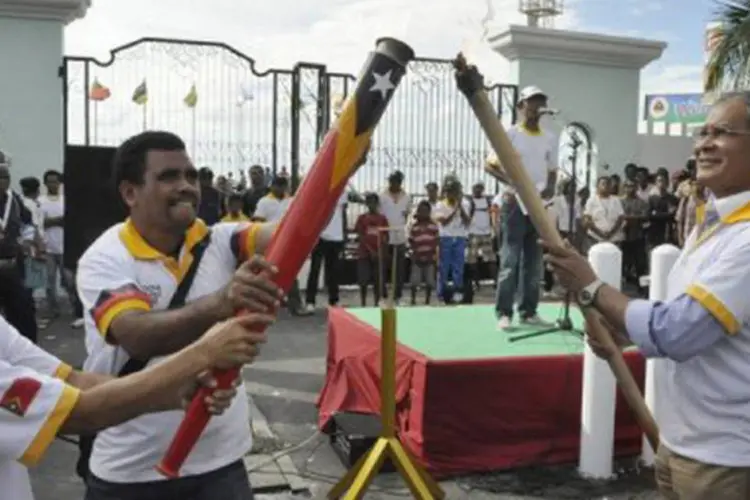 Personalidades timorenses acendem uma tocha para um evento esportivo em comemoração dos 10 anos da independência do país (©AFP / Valentino de Sousa)