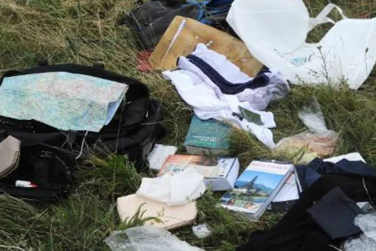 Pertences de passageiros se espalham no local da queda do avião da Malaysia Airlines (Dominique Faget/AFP)