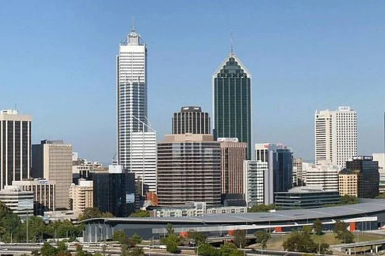 Área central de Perth, capital da Austrália Ocidental: governo local lançou vários projetos no valor total combinado de 16,8 milhões de dólares australianos (cerca de R$ 58 milhões) destinados a revigorar o setor de educação internacional do estado (wikimedia commons/Wikimedia Commons)