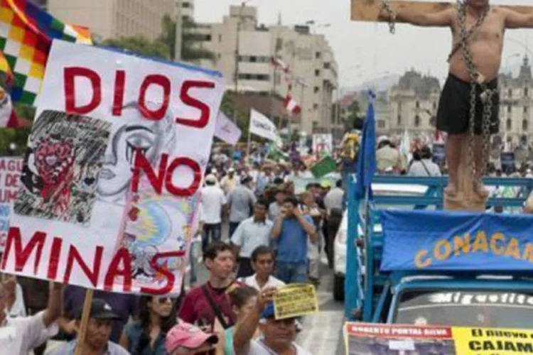Protesto no Peru: os manifestantes se opõem ao projeto de mineração Conga, da americana Newmont (Cris Bouroncle/AFP)