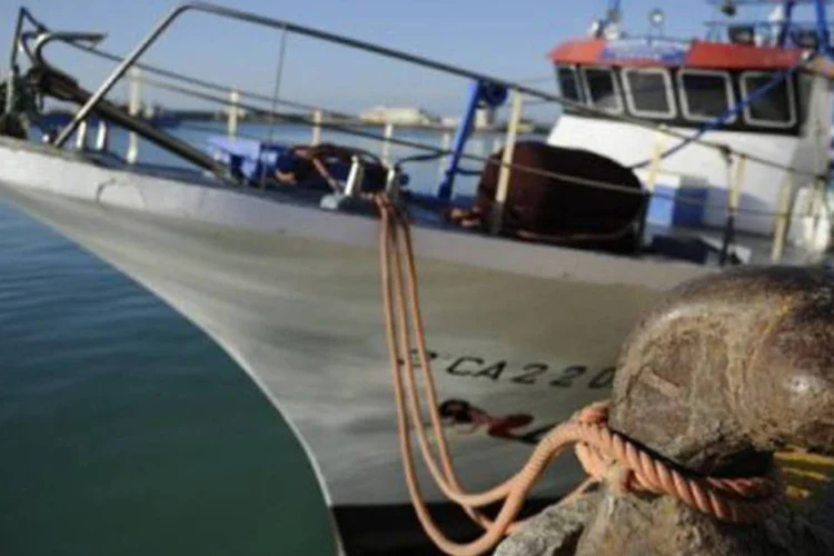 Barco de pesca amarrado no porto de Barbate, na província de Cádiz (Cristina Quicler/AFP)