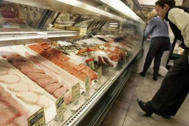 
	Prateleira de peixes em supermercado: segundo&nbsp;Carolina Bertozzi, do Projeto Biopesca,&nbsp;substituir tipos de peixe da dieta n&atilde;o exige grandes sacrif&iacute;cios do consumidor
 (Getty Images)
