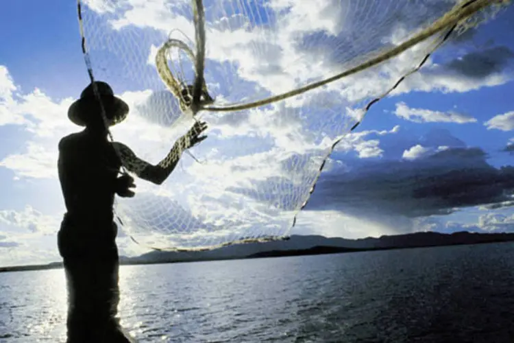 Pescador na Amazônia: O número de pessoas beneficiadas por programas sociais não atesta seu sucesso (FLAVIO CANALONGA/VEJA)