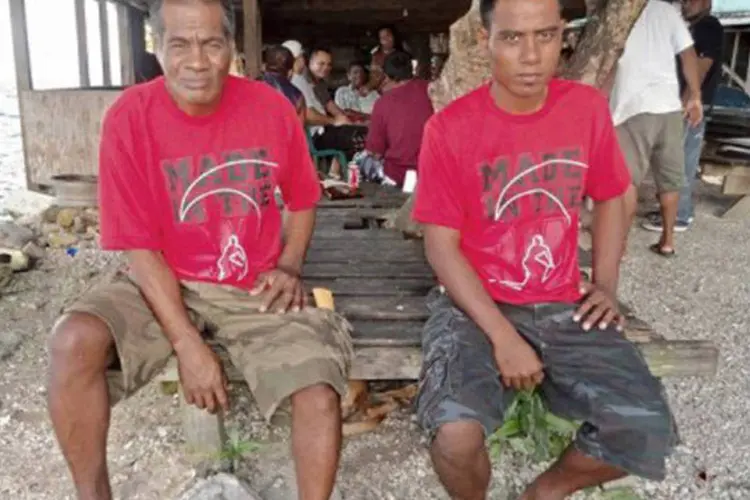Uein Buranibwe, de 53 anos, e Temaei Tontaake, de 26 anos, se perderam no mar durante a noite
 (Giff Johnson/AFP)