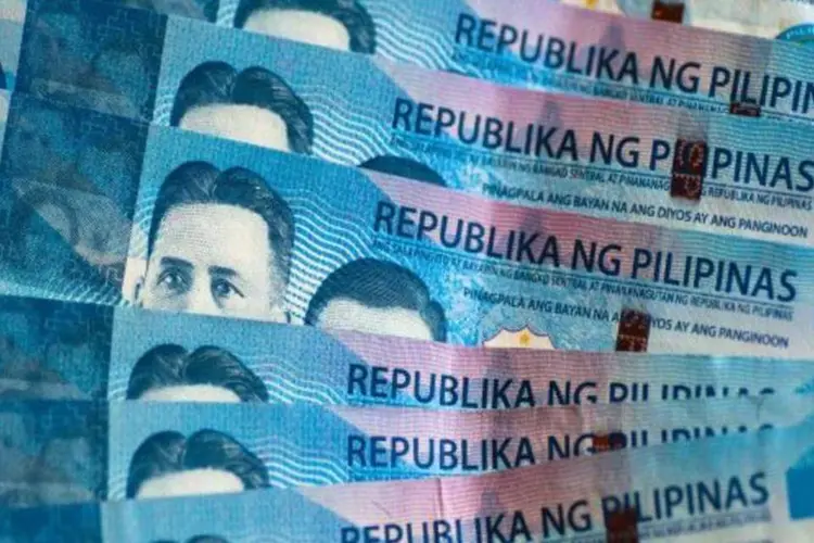 
	Notas de peso filipino: o Banco Central das Filipinas manteve as principais taxas de juros inalteradas pois espera que a infla&ccedil;&atilde;o fique na meta estabelecida para o ano
 (Bloomberg)