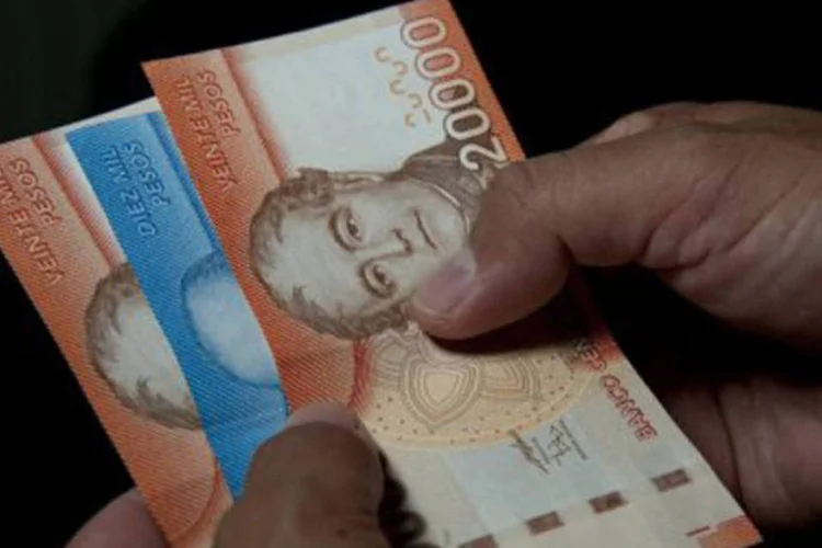 Homem conta pesos em Santiago: a cifra de expansão durante a primeira metade do ano foi completada depois do anúncio do crescimento no segundo trimestre de 2012 (©AFP / Martin Bernetti)
