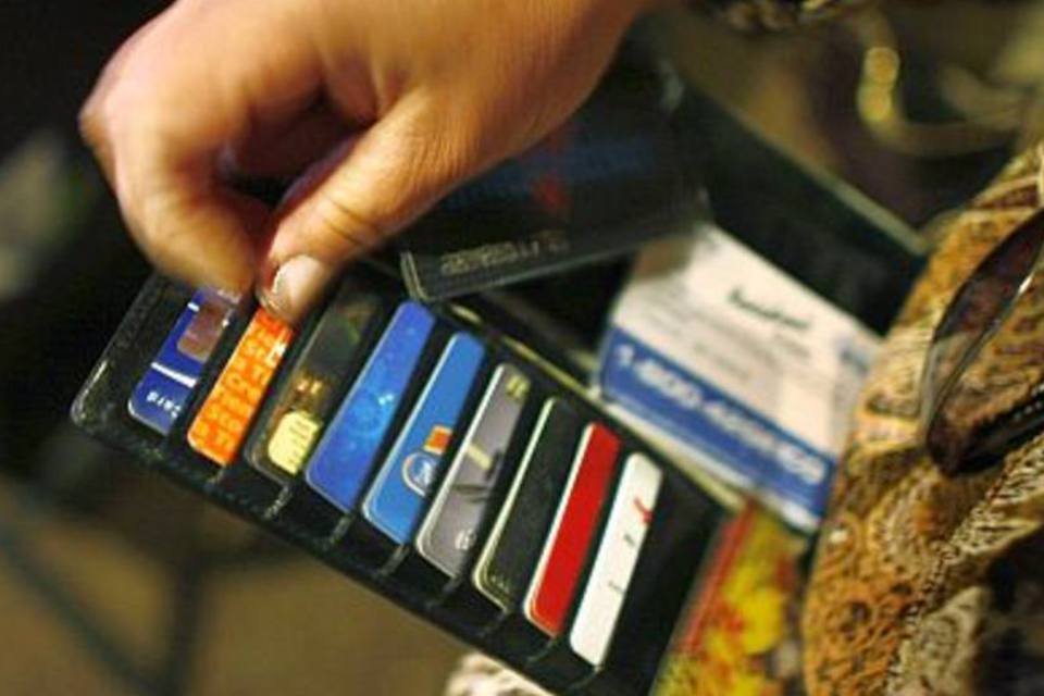 Consumidores preferem comprar em lojas que aceitem cartões