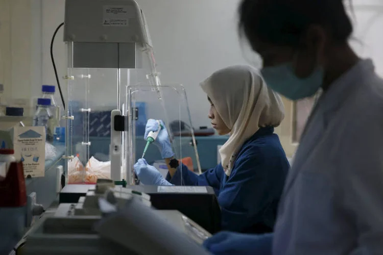 
	Sanofi: as Filipinas foram o segundo pa&iacute;s do mundo a aprovar o uso da vacina, atr&aacute;s apenas do M&eacute;xico, que ainda n&atilde;o comercializa o produto
 (Beawiharta / Reuters)