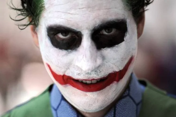 
	Homem vestido como o Coringa, rival de Batman: apresenta&ccedil;&otilde;es cativantes usam o trio vil&atilde;o, v&iacute;tima e her&oacute;i
 (Kevin Winter/Getty Images)