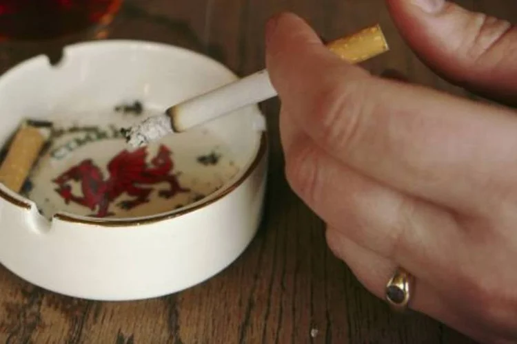 Pessoa fumando cigarro: mais caro a partir de dezembro (Chris Groom/Getty Images)
