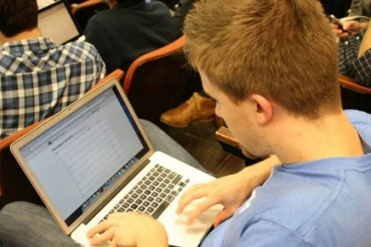 
	Os MacBooks, por exemplo, oferecem descontos de at&eacute; R$ 1 mil dependendo do modelo
 (hackNY / Flickr)