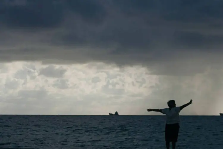 Alongamento em frente ao mar (Getty Images)