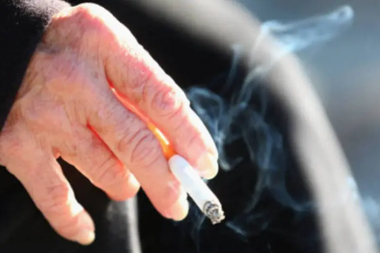 
	Pessoa fumando: apesar da vontade dos pacientes de largar o tabaco, o v&iacute;cio &eacute; muito forte
 (Getty Images)