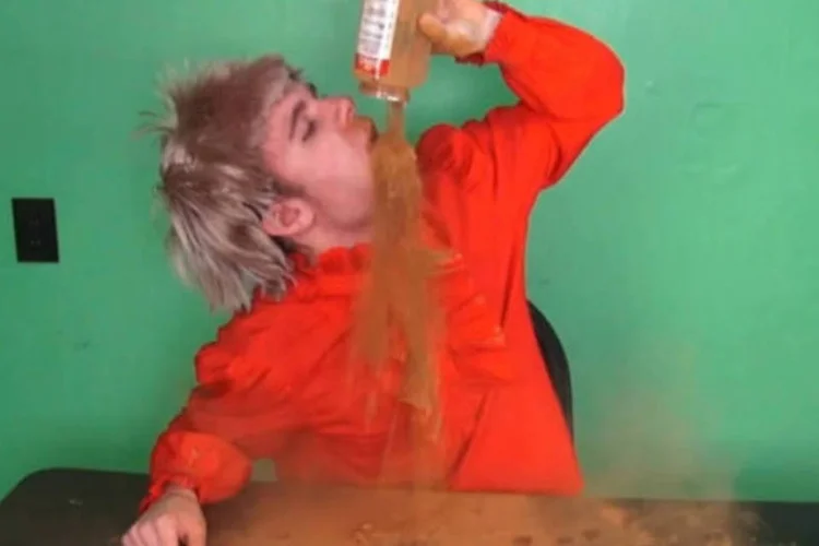 
	Pessoa revirando frasco de canela na boca: desafios se popularizaram pelo YouTube
 (Reprodução/YouTube/Onision)