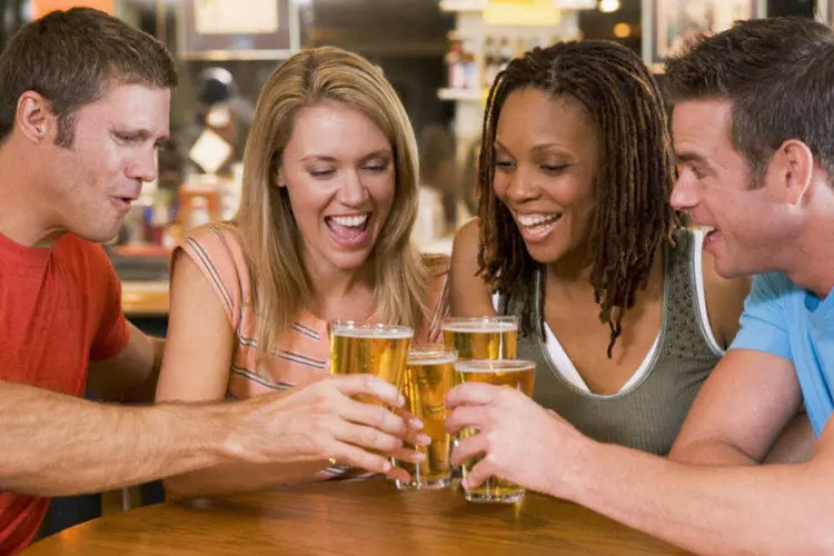 Pessoas bebem cerveja: “a objetificação das mulheres está acabando”, disse vice-presidente de marketing da AB InBev nos EUA (Monkey Business Images/Thinkstock)