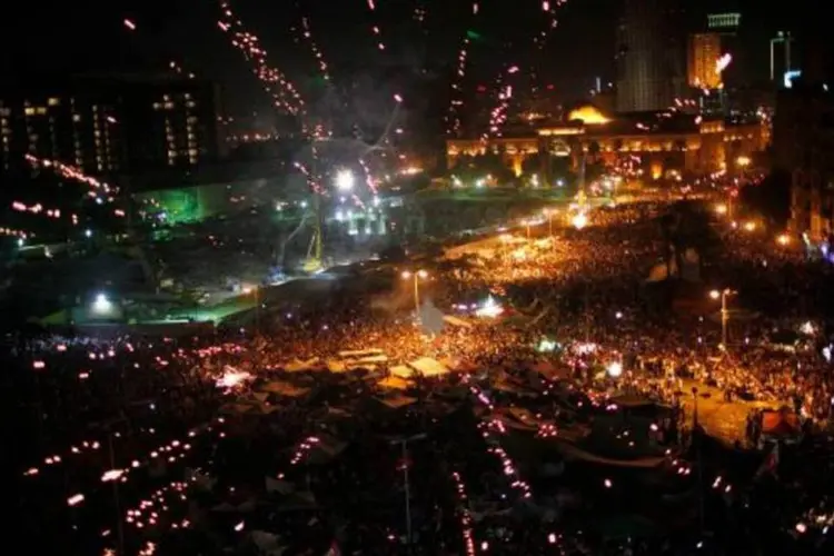 Pessoas comemoram a eleição do novo presidente Morsi na Praça Tahrir, no Egito (Ahmed Jadallah/Reuters)