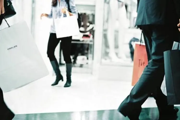 Pessoas fazem compra em um shopping: a Fecomercio ressalvou que o aumento registrado em julho não significa mudança de tendência (Alexandre Battibulgi/EXAME.com)