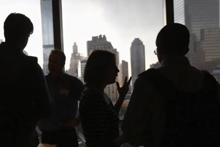 Pessoas conversando, skyline de Nova York ao fundo (Getty Images)