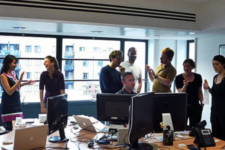 
	Pessoas conversando no ambiente de trabalho: para brasileiros, trabalho tem que render amigos e estabilidade
 (Creative Commons/Flickr/ Lars Plougman)