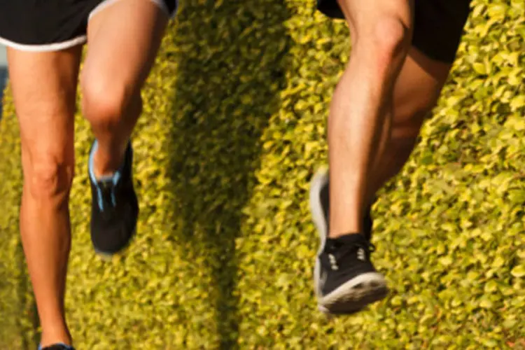 Pessoas correndo: clínicas de corrida pelo mundo fazem uma avaliação dos pacientes para identificar áreas de fraqueza (Getty Images)