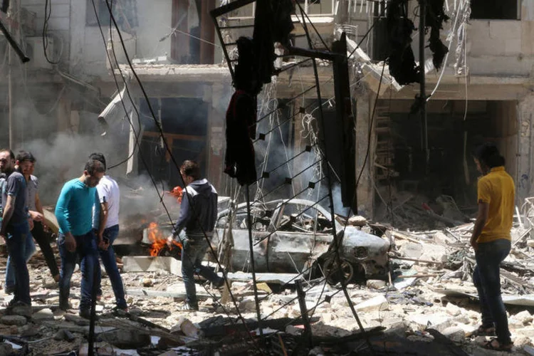 
	Pessoas em meio a destro&ccedil;os de ataque a&eacute;reo em Aleppo, na S&iacute;ria
 (Abdalrhman Ismail/ Reuters)