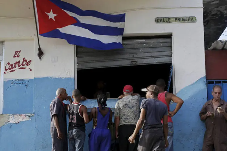 Pessoas esperam em fila para comprar comida em Havana, Cuba (Enrique De La Osa / Reuters)