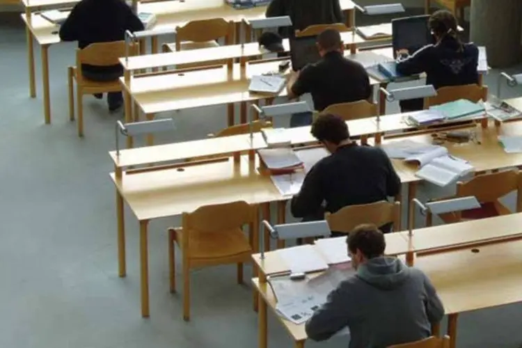 Pessoas estudando (Stock.xchng)