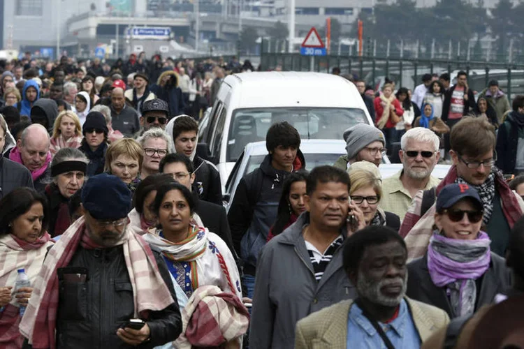 
	Pessoas evacuam aeroporto em Bruxelas ap&oacute;s atentado terrorista: na regi&atilde;o da grande Paris, um adicional de 400 homens refor&ccedil;aram a seguran&ccedil;a
 (John Thys/ AFP)