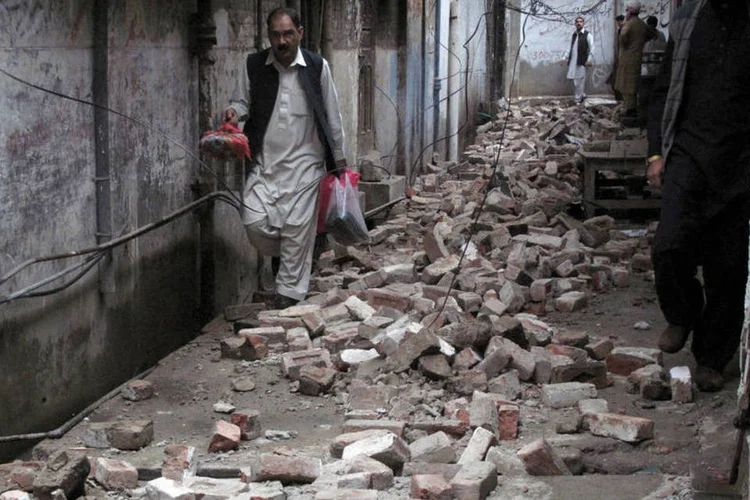 
	Pessoas evacuam pr&eacute;dios ap&oacute;s terremoto no Afeganist&atilde;o: na capital de Badakhshan, Faizabad, v&aacute;rias pessoas ficaram feridas e muitas casas foram danificadas pelo terremoto
 (Reutes / Hazrat Ali Bacha)