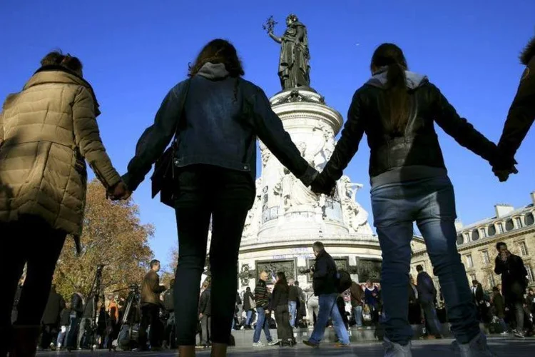 
	Pessoas se d&atilde;o as m&atilde;os em Paris: &quot;Nosso Isl&atilde; ama a vida, respeita a vida. Esses b&aacute;rbaros sequer pertencem &agrave; civiliza&ccedil;&atilde;o&quot;, disse religioso conhecido por di&aacute;logo com judeus
 (REUTERS/Pascal Rossignol)