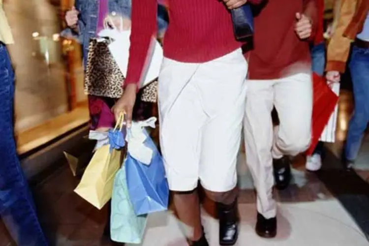 
	Pessoas carregam sacolas em shopping: vendas totais registraram R$ 119,5 bilh&otilde;es em 2012
 (Getty Images)