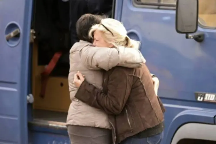 Pessoas se abraçam após acidente na França: maioria das vítimas são pessoas de idade avançada que estavam em uma excursão (JEAN-PIERRE MULLER/AFP)