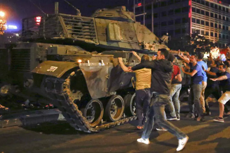 
	Pessoas agem contra tanque militar durante tentativa de golpe na Turquia: 90 pessoas, 41 policiais e 47 civis morreram, diz chefe interino
 (Tumay Berkin/Reuters)