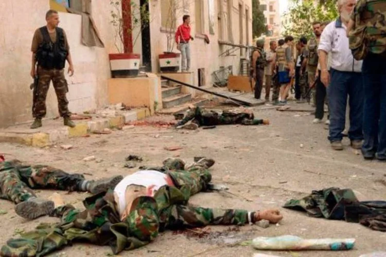 
	Pessoas assassinadas em Alepo, na S&iacute;ria: pelo menos 48 pessoas foram mortas, em sua maioria militares, e cerca de cem ficaram feridas
 (George Ourfalian/Reuters)