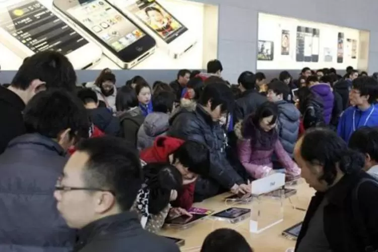 Clientes testam iPads da Apple na loja da companhia, no centro de Xangai. Informação sobre a decisão na justiça é de uma fonte com conhecimento direto do assunto (Aly Song/Reuters)