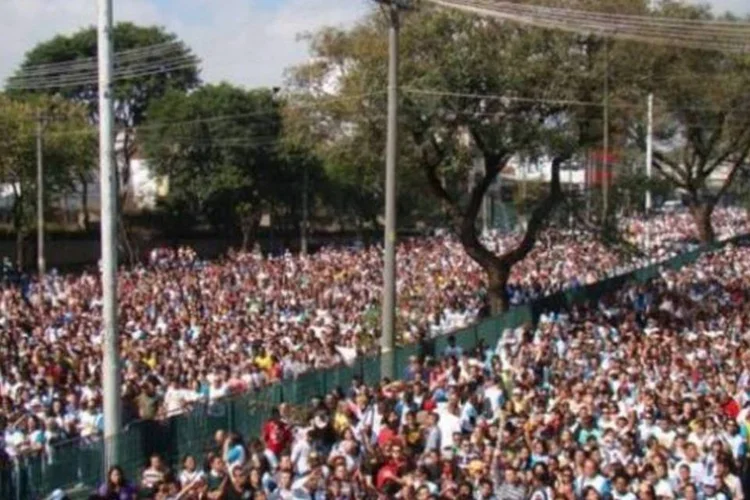 No trajeto, a multidão se apertava para seguir os trios elétricos que tocavam música gospel (marchaparajesus.com.br)