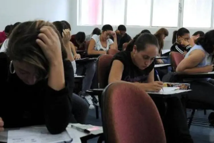 
	Pessoas no Enem: alunos divergem em rela&ccedil;&atilde;o ao n&iacute;vel de dificuldade da edi&ccedil;&atilde;o 2013 do exame
 (Roosewelt Pinheiro/Agência Brasil)