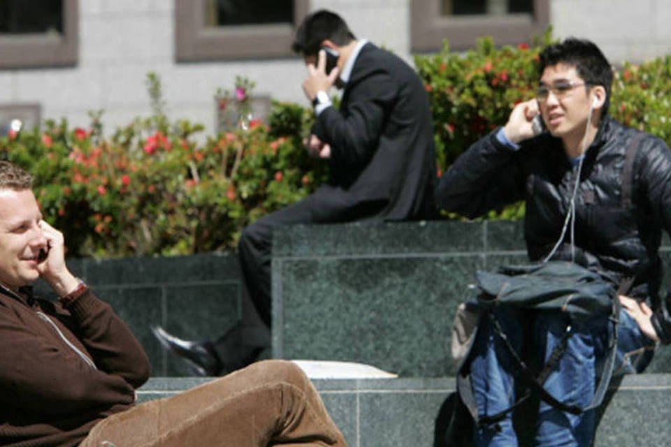 Pessoas falando no celular: Despachos cautelares suspenderam as vendas da TIM, Claro e Oi (Getty Images)