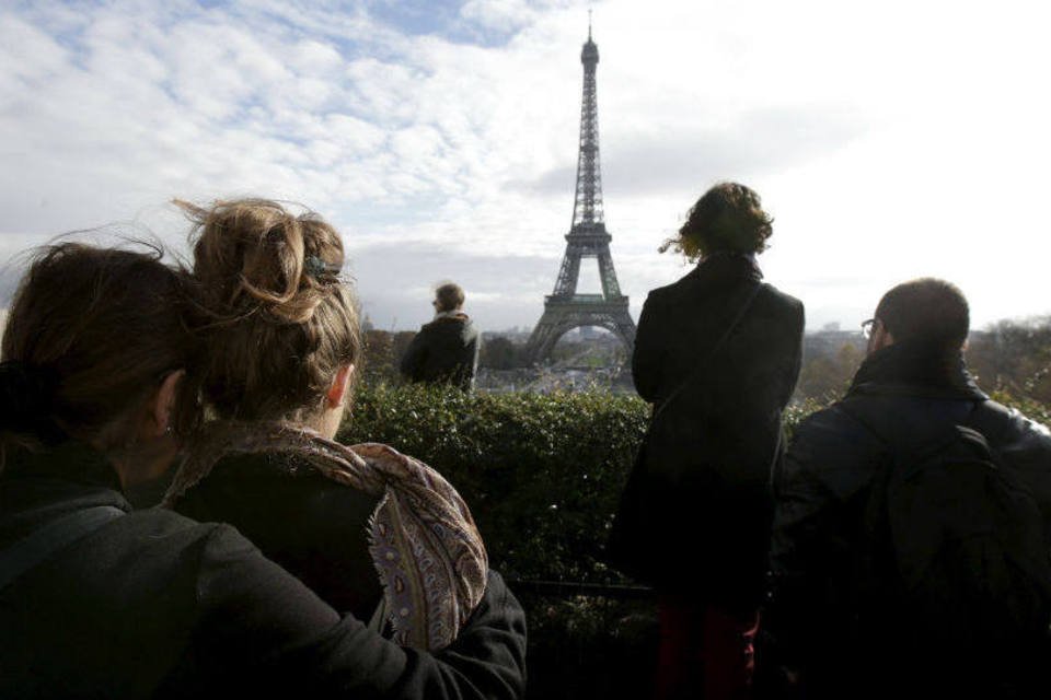 Número de visitas à Torre Eiffel cai após atentados