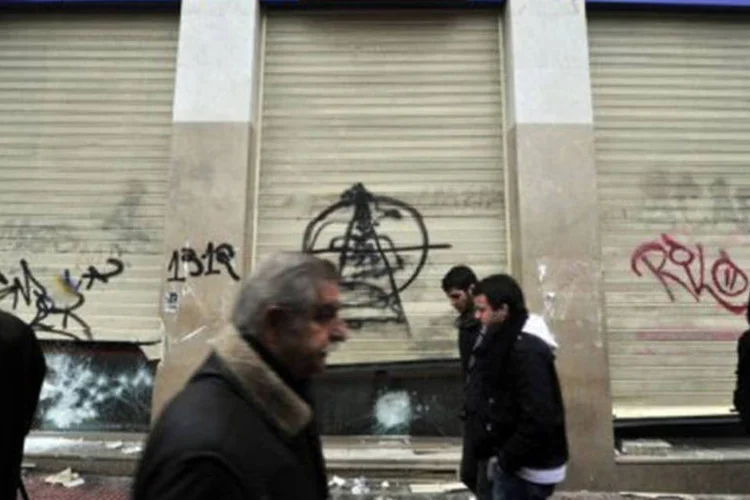 De acordo com o jornal liberal Kathimerini, o BNG sofrerá as maiores perdas, seguido pelo Piraeus, Eurobank e Alpha Bank (©AFP / louisa gouliamaki)