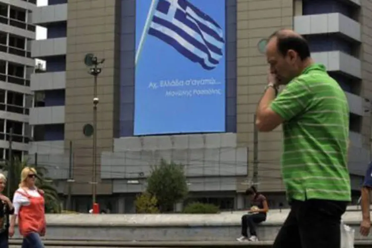 Pessoas passam por praça do centro de Atenas
 (Louisa Gouliamaki/AFP)