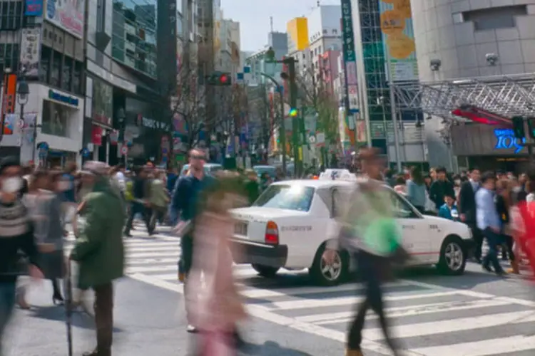 
	Pessoas passando em &aacute;rea comercial em Shibuya: melhora foi a primeira em dois meses, depois de em abril o governo ter dito que a economia estava mostrando sinais de recupera&ccedil;&atilde;o&nbsp;
 (Keith Tsuji/Getty Images)