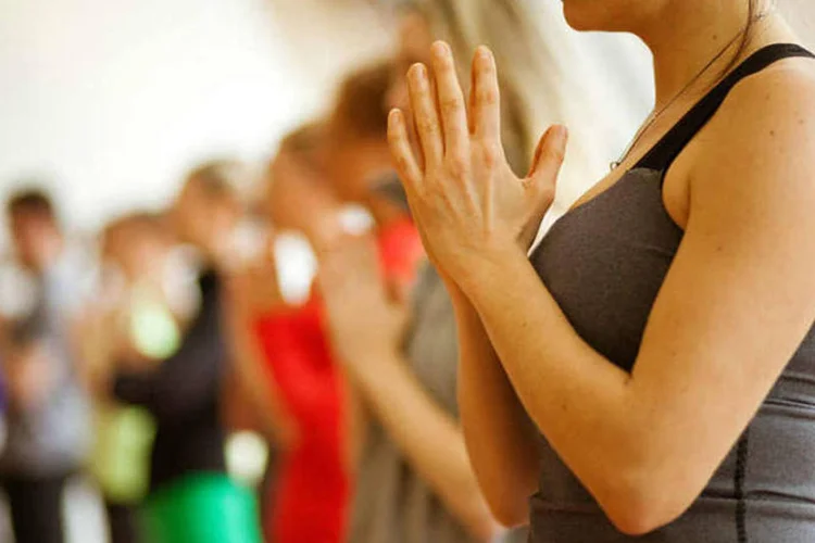 Pessoas praticam ioga: alguns ensinamentos da filosofia indiana podem ser aplicados no trabalho (lululemon athletica/Wikimedia Commons)