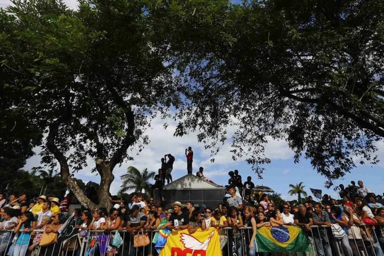 
	Cortejo: conduzidos por afiliados do PSB, ve&iacute;culos de som estavam perto do p&uacute;blico
 (Reuters/Ricardo Moraes)