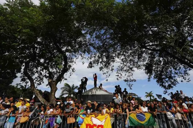 Apoiadores de Eduardo Campos se alinham para prestar homenagens em seu velório em Recife, PE (Reuters/Ricardo Moraes)