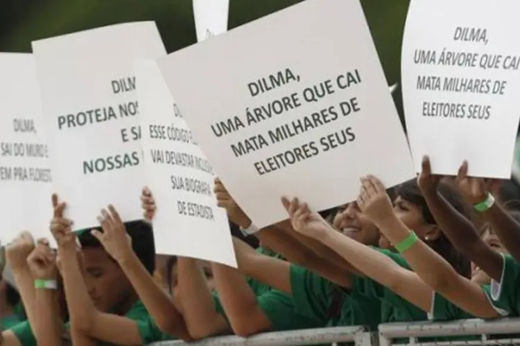 Crianças levantam cartazes durante um protesto contra mudanças no Código Florestal em frente ao Palácio do Planalto (Ueslei Marcelino/Reuters)