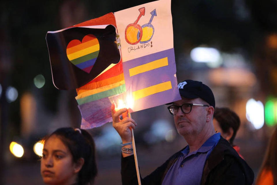 EUA investigam se atirador de Orlando teve ajuda em massacre