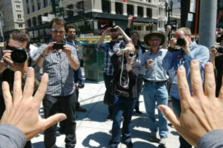 
	Pessoas tiram fotos com c&acirc;meras e Google Glass: o rep&oacute;rter Kyle Russell afirmou n&atilde;o acreditar que rel&oacute;gios inteligentes possam causar rea&ccedil;&otilde;es semelhantes&nbsp;
 (Divulgação)